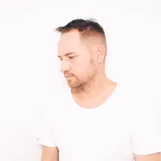 聆聽 Himy、觀看音樂影片、閱讀小傳、查看巡演日期等！