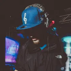 Dengarkan Frank@, tonton video musik, baca bio, lihat tanggal tur & lainnya!