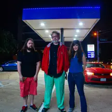 Poslechněte si interpreta Shiny Around the Edges, sledujte hudební videa, přečtěte si životopis, podívejte se na data turné a další informace.