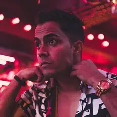 Naizを聴いたり、ミュージックビデオを鑑賞したり、経歴やツアー日程などを確認したりしましょう！