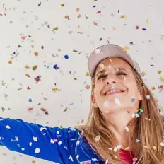 Tina Kidsを聴いたり、ミュージックビデオを鑑賞したり、経歴やツアー日程などを確認したりしましょう！