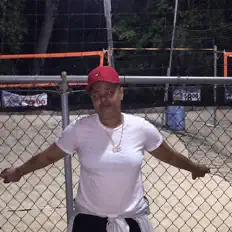 聆聽 B.P.、觀看音樂影片、閱讀小傳、查看巡演日期等！