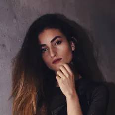 Cata Castelを聴いたり、ミュージックビデオを鑑賞したり、経歴やツアー日程などを確認したりしましょう！