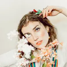 聆聽 Louise Page、觀看音樂影片、閱讀小傳、查看巡演日期等！
