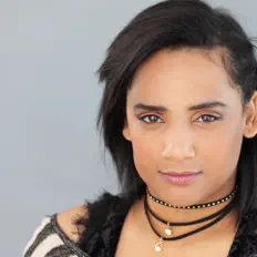 Carlyn Ganz: песни, клипы, биография, даты выступлений и многое другое.