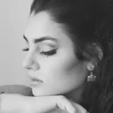 Ascolta Isabelle Simone, guarda video musicali, leggi la biografia, vedi le date del tour & altro!