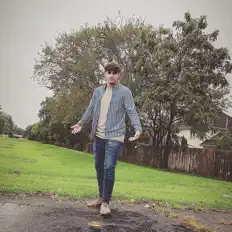 Poslechněte si interpreta Grande, sledujte hudební videa, přečtěte si životopis, podívejte se na data turné a další informace.