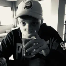 Poslechněte si interpreta J. Myles, sledujte hudební videa, přečtěte si životopis, podívejte se na data turné a další informace.