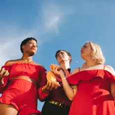 Écoutez The Prom Queens, regardez des vidéoclips, lisez la biographie, consultez les dates de tournée et plus encore !