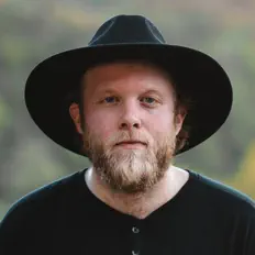 聆聽 Sheffield、觀看音樂影片、閱讀小傳、查看巡演日期等！