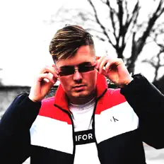 Luister naar CJ Roberts, bekijk muziekvideo's, lees de bio, bekijk de tourdata, en meer!