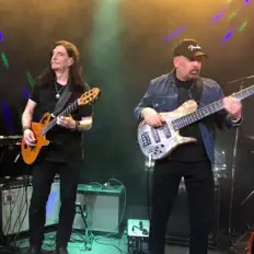 ChetMen을(를) 듣고, 뮤직 비디오를 보고, 약력을 읽고, 투어 일정 등을 확인하세요!