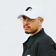 聆聽 Kavie、觀看音樂影片、閱讀小傳、查看巡演日期等！