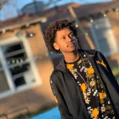 Ακούστε περιεχόμενο από SUNO, παρακολουθήστε μουσικά βίντεο, διαβάστε το βιογραφικό, δείτε ημερομηνίες περιοδείας, και πολλά ακόμη!