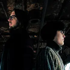 收听 AENAO、观看音乐视频、阅读小传、查看巡演日期等 ！