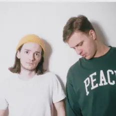 收听 Boy blonde、观看音乐视频、阅读小传、查看巡演日期等 ！