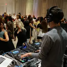 Ouve DJ Arek, vê vídeos de música, lê a biografia, vê as datas da digressão e muito mais!