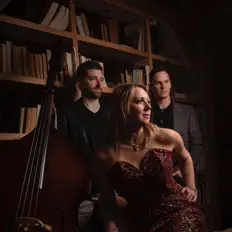 Ακούστε περιεχόμενο από Amanda Jackson Band, παρακολουθήστε μουσικά βίντεο, διαβάστε το βιογραφικό, δείτε ημερομηνίες περιοδείας, και πολλά ακόμη!