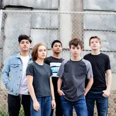 Soundproofを聴いたり、ミュージックビデオを鑑賞したり、経歴やツアー日程などを確認したりしましょう！