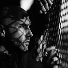 Hör dir Paharo an, schau dir Musikvideos an, lies die Biografie, finde Tourdaten und mehr!