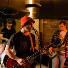 Escucha a Bloodhounds, mira videos musicales, lee su biografía, consulta las fechas de las gira y más.