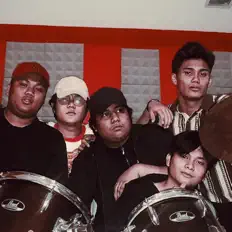 Dengarkan Falling Lights PH, tonton video musik, baca bio, lihat tanggal tur & lainnya!