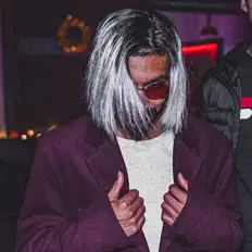 DALI$を聴いたり、ミュージックビデオを鑑賞したり、経歴やツアー日程などを確認したりしましょう！