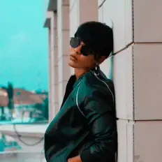 聆聽 Fefe、觀看音樂影片、閱讀小傳、查看巡演日期等！