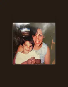 Hör dir Charlie an, schau dir Musikvideos an, lies die Biografie, finde Tourdaten und mehr!