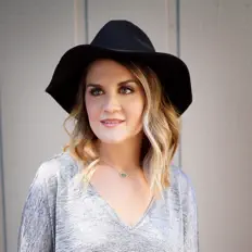 Ashley Rushを聴いたり、ミュージックビデオを鑑賞したり、経歴やツアー日程などを確認したりしましょう！
