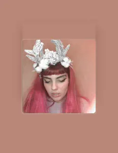 Escucha a autumn bee, mira vídeos musicales, lee la biografía, consulta fechas de giras y mucho más.