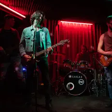 Dengarkan Bad Apples, tonton video musik, baca bio, lihat tanggal tur & lainnya!