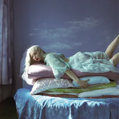 Escucha Madame de Alice on the roof.