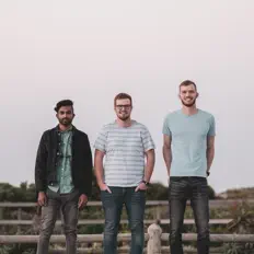 Too Many Chiefsを聴いたり、ミュージックビデオを鑑賞したり、経歴やツアー日程などを確認したりしましょう！