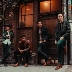 聆聽 Becoming Bristol、觀看音樂影片、閱讀小傳、查看巡演日期等！