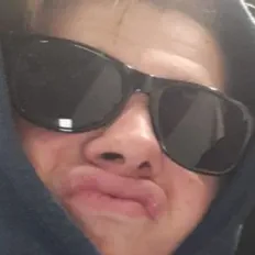 Hör dir Sunbae an, schau dir Musikvideos an, lies die Biografie, finde Tourdaten und mehr!