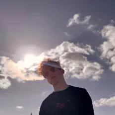 Hör dir Brainfrosty an, schau dir Musikvideos an, lies die Biografie, finde Tourdaten und mehr!