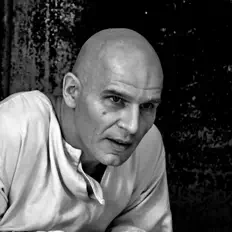 收听 U.R.A.、观看音乐视频、阅读小传、查看巡演日期等 ！