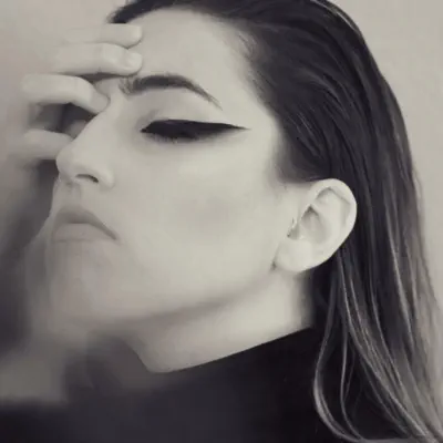 Posłuchaj utworu He Doesn't Know - Single wykonywanego przez Sydney Lau.