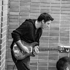 Poslechněte si interpreta No Love Lost, sledujte hudební videa, přečtěte si životopis, podívejte se na data turné a další informace.