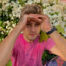 Rêver सुनें, म्यूज़िक वीडियो देखें, बायो पढ़ें, दौरे की तारीखें और बहुत कुछ देखें!