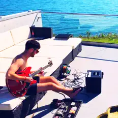 Poslechněte si interpreta Josh Wood, sledujte hudební videa, přečtěte si životopis, podívejte se na data turné a další informace.