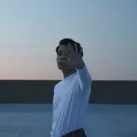 聆聽 undefined、觀看音樂影片、閱讀小傳、查看巡演日期等！