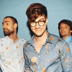 Lovemenを聴いたり、ミュージックビデオを鑑賞したり、経歴やツアー日程などを確認したりしましょう！