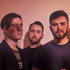 Spiesを聴いたり、ミュージックビデオを鑑賞したり、経歴やツアー日程などを確認したりしましょう！