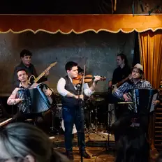 Ouve Paprika, vê vídeos de música, lê a biografia, vê as datas da digressão e muito mais!