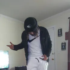 Hör dir Twin2Xs AMG an, schau dir Musikvideos an, lies die Biografie, finde Tourdaten und mehr!