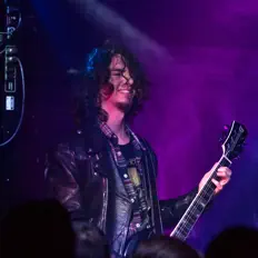 聆聽 Flight Shelter、觀看音樂影片、閱讀小傳、查看巡演日期等！