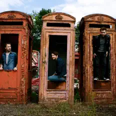 Hör dir Kick Up the Fire an, schau dir Musikvideos an, lies die Biografie, finde Tourdaten und mehr!