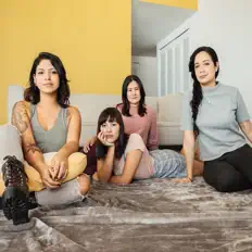 Émina: песни, клипы, биография, даты выступлений и многое другое.